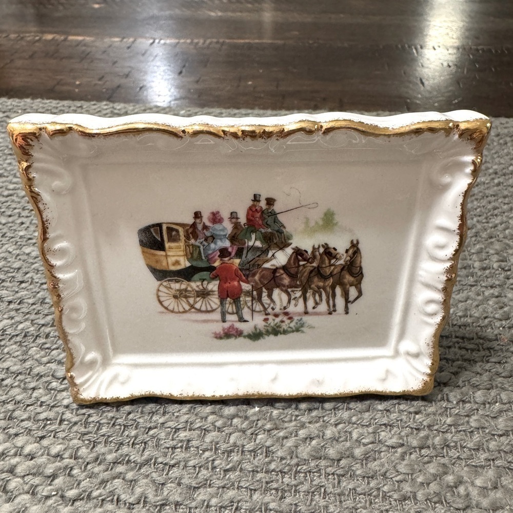 Elegant Gold-Trimmed Decorative Small Picture